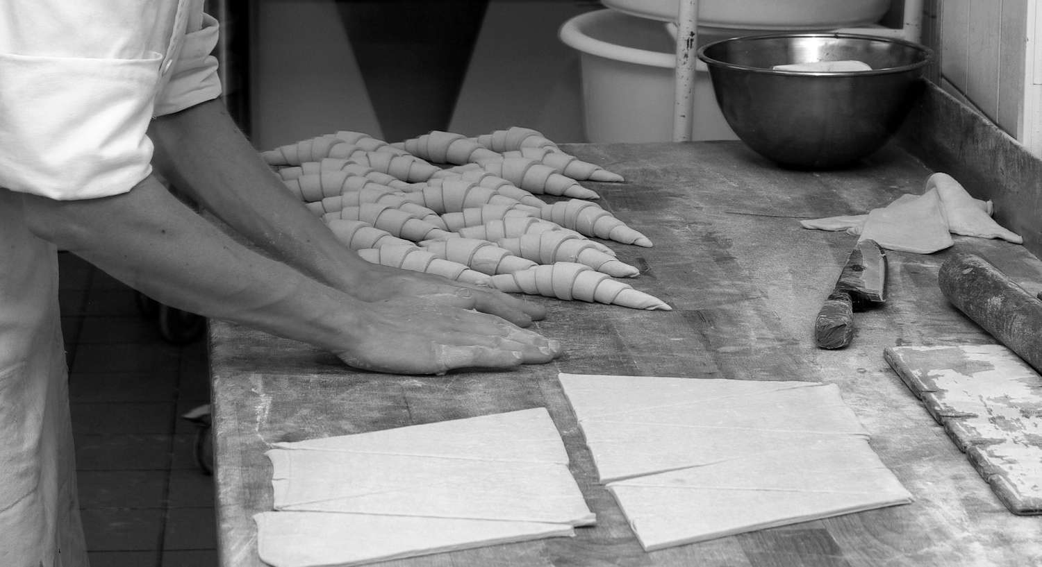 préparation de croissants à la main